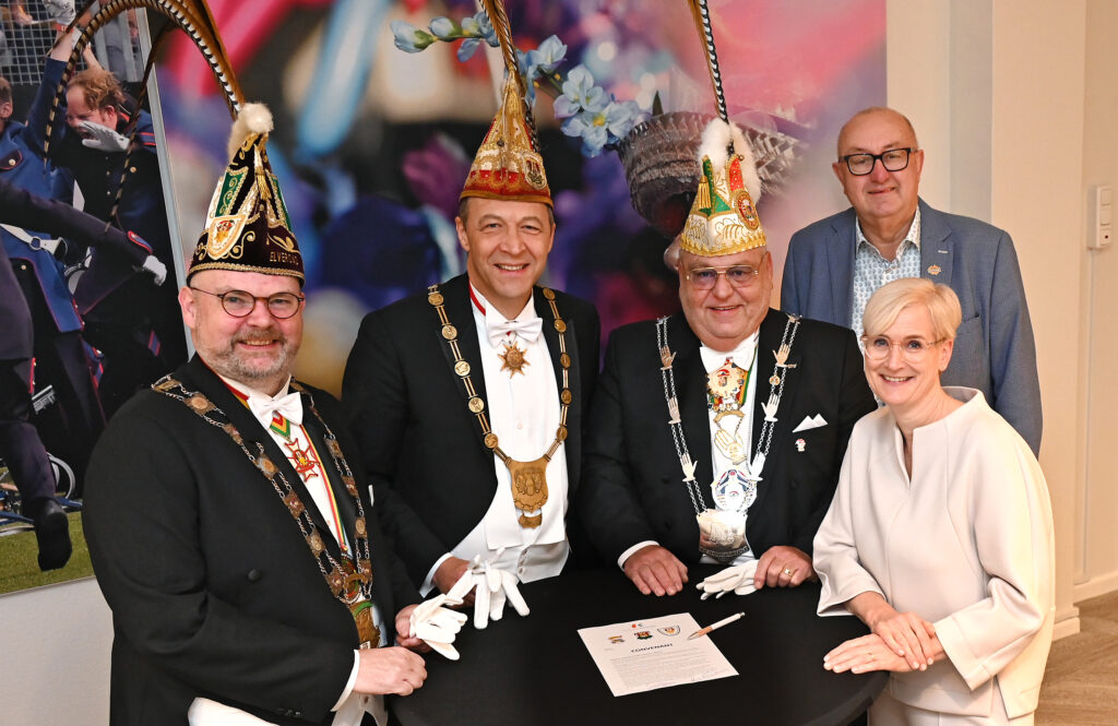 Al 100 jaar wordt carnaval binnen de stadsgrenzen van Kerkrade georganiseerd gevierd. Vandaag staan de drie traditierijke verenigingen, die zich inzetten voor deze belangrijke volkscultuur, aan de start van een nieuw seizoen.