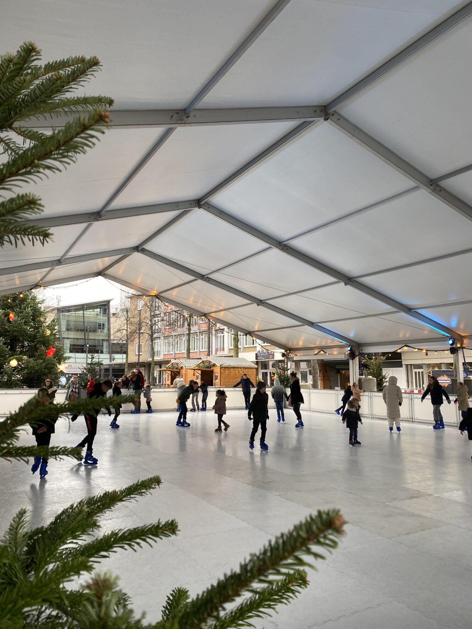 Afbeelding van schaatsbaan met schaatsende mensen in Kerkrade