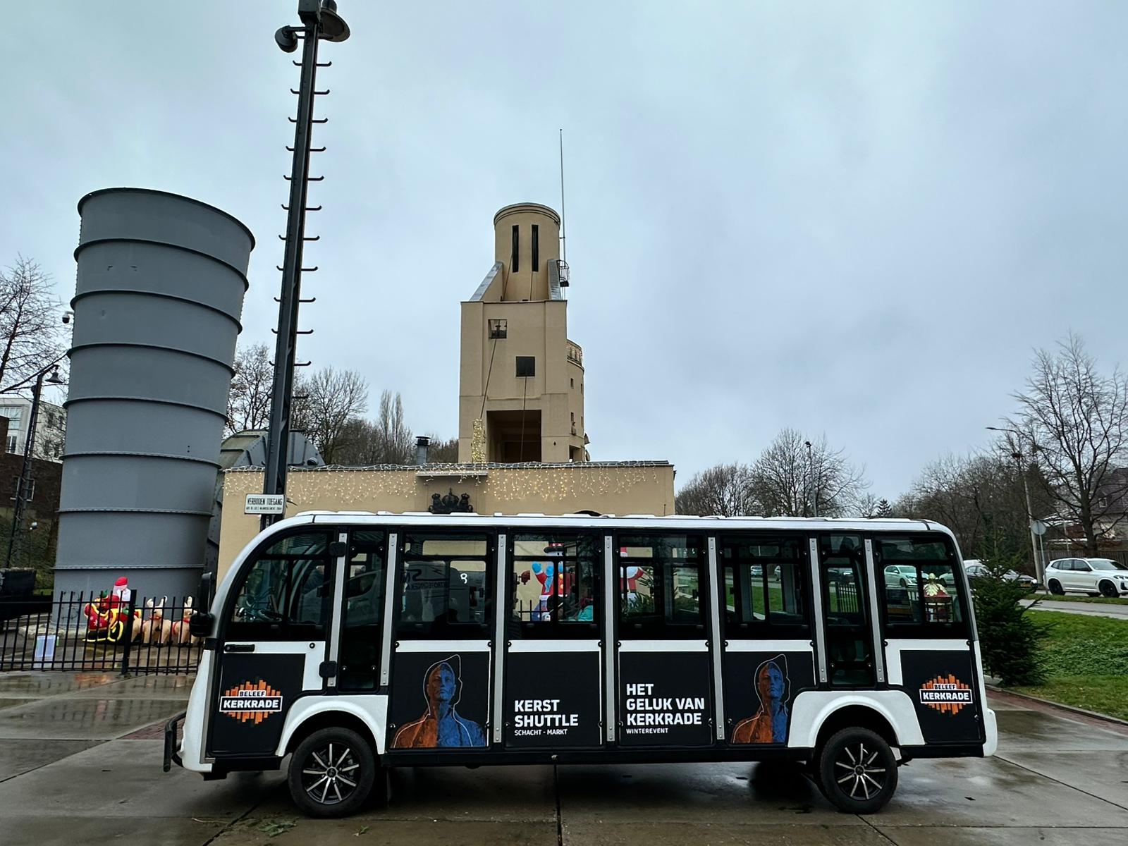 Een bestickerde bus memt reclame van Beleef Kerkrade